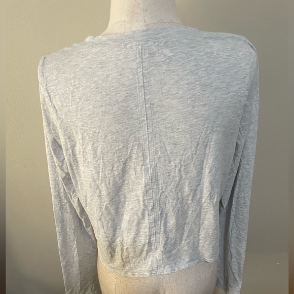 Lululemon gray long sleeved tie in front top… size 4… - Picture 2 of 2